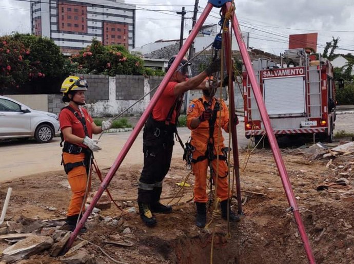 Bombeiros resgatam bebê, mãe e avô após queda em cacimba em Arapiraca