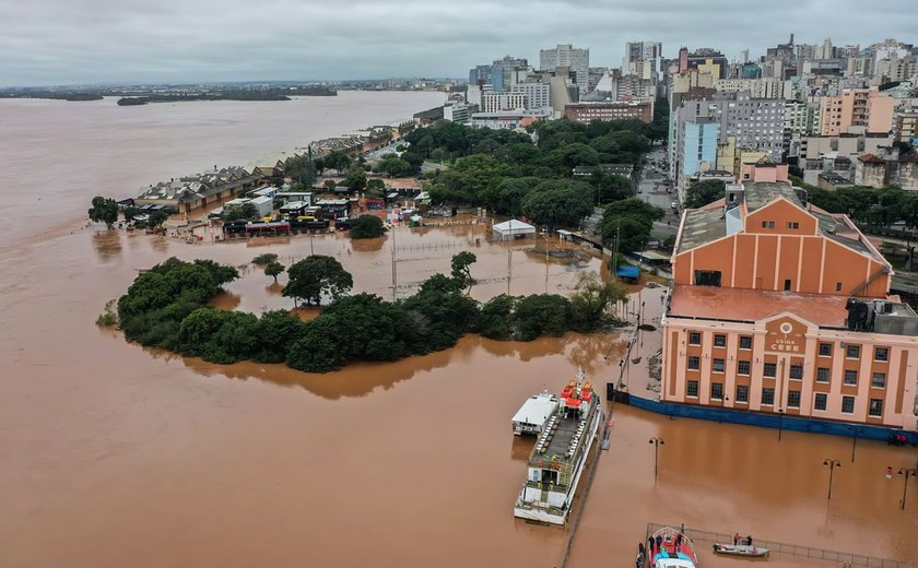 Chuva volta e alaga novas áreas em Porto Alegre, que suspende aulas