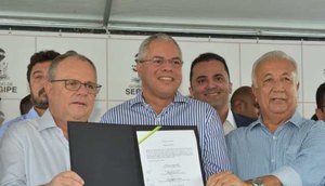 Padre Inaldo com Belivaldo / Foto: Secom/Socorro