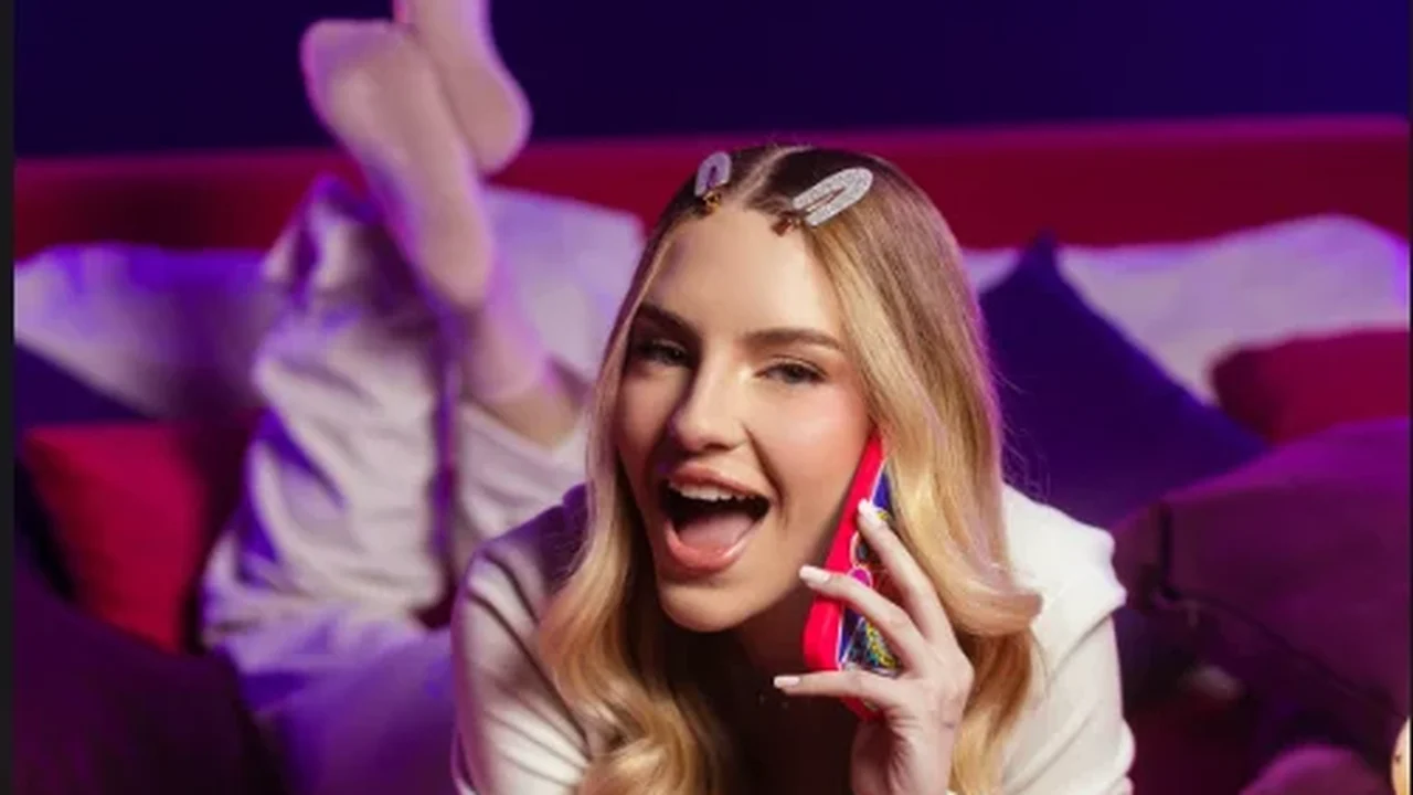 Fefe Schneider lança plano de celular com estética Y2K e 500 linhas abertas para os primeiros fãs