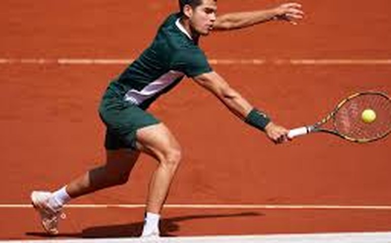 Alcaraz, Medvedev e Rublev largam bem no Torneio de Pequim; favoritas avançam no feminino