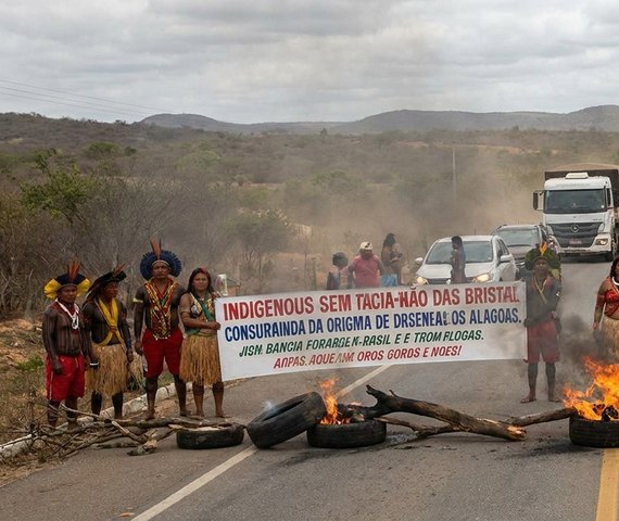 Indígenas bloqueiam trechos de rodovias federais em Alagoas durante protesto nacional