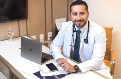 Comer à noite realmente engorda? Especialista explica o que influencia no peso