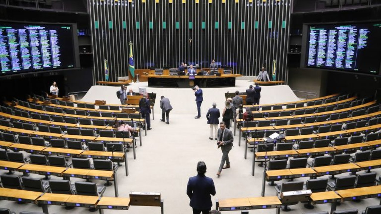 Câmara aprova MP do frete mínimo para caminhoneiros com perdão a multas
