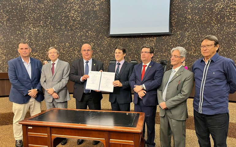 Prefeito Zé Luiz assina terma de adesão do município de Olho d’Água das Flores ao programa Moradia Legal