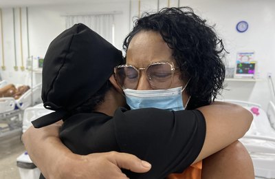 Dançarina volta ao HGE para agradecer pelo tratamento após ter mal súbito