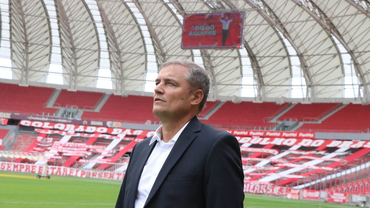 Diego Aguirre se apresenta ao Santos, mas não comanda treinamento