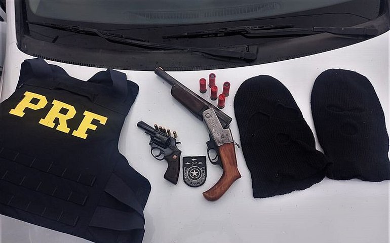 Pai e filho são presos por porte ilegal de arma