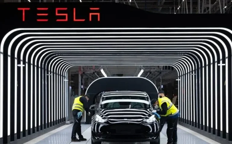 Tesla lança versão mais barata e simplificada do Model 3 e Y visando competição com China