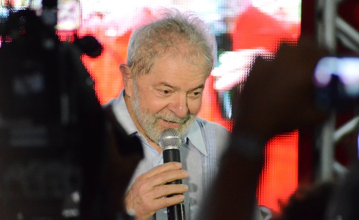 Lula discursa para integrantes do Movimento Sem Terra e militantes do PT