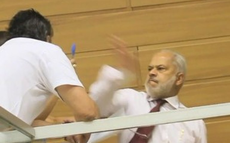 Vereador se irrita e dá tapa na cara de marceneiro em Câmara