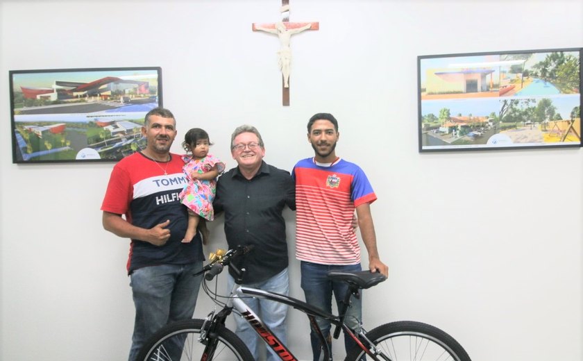 Atleta arapiraquense recebe bicicleta para tentar novos títulos pelo Brasil