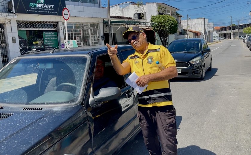 DMTT orienta população sobre mudança de sentido em rua no Poço