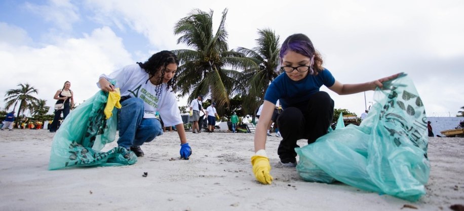 Dia Mundial de Limpeza de Praias conta com coleta de resíduos feita por voluntários. Foto: Ascom Alurb