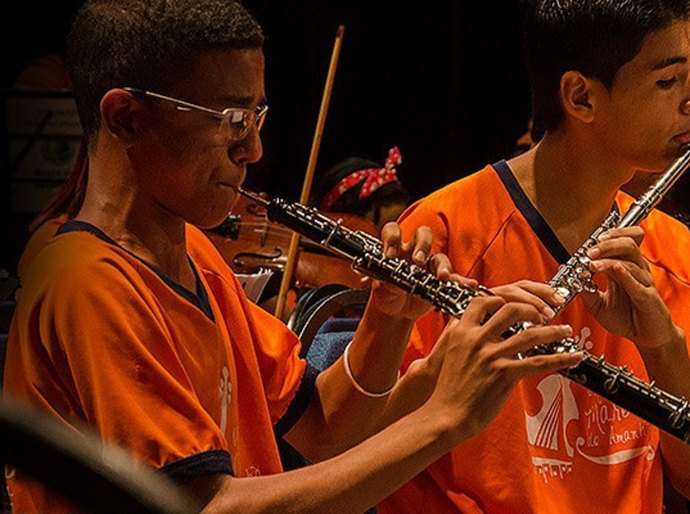 Orquestra Maré do Amanhã se apresenta em escola municipal