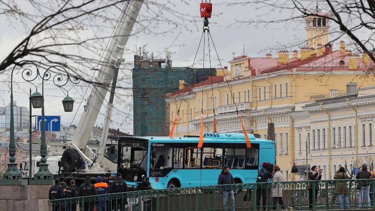 Pelo menos três pessoas morrem após ônibus descontrolado bater em carros e despencar de ponte, na Rússia; vídeo