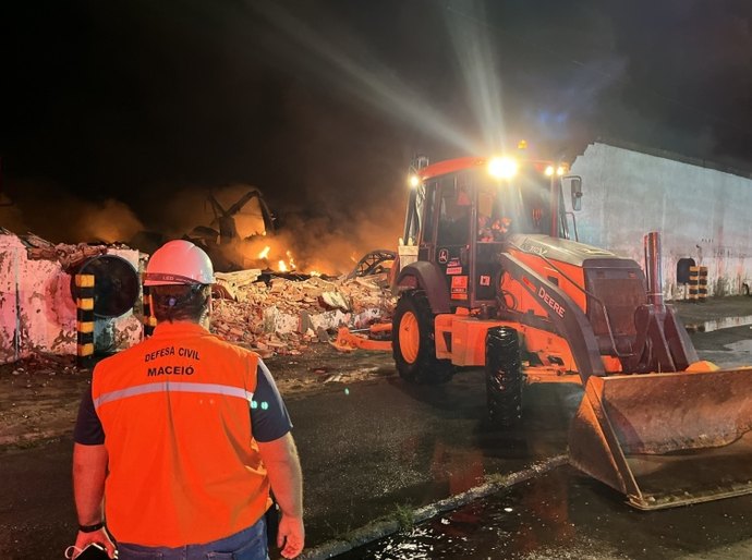 Prefeitura de Maceió mobiliza equipes para incêndio em fábrica no Polo Multissetorial