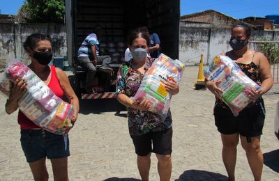 Beneficiários recebem cestas básicas no estacionamento da SMTT 