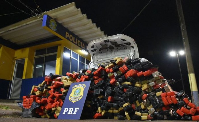 Droga estava em um carro que trafegava por uma estrada de terra