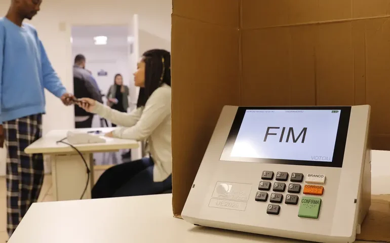 Eleições 2024: Pode votar com camisa de time de futebol ou da seleção brasileira?