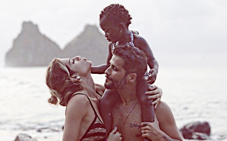 Giovanna Ewbank curte praia em Noranha com Gagliasso e Titi