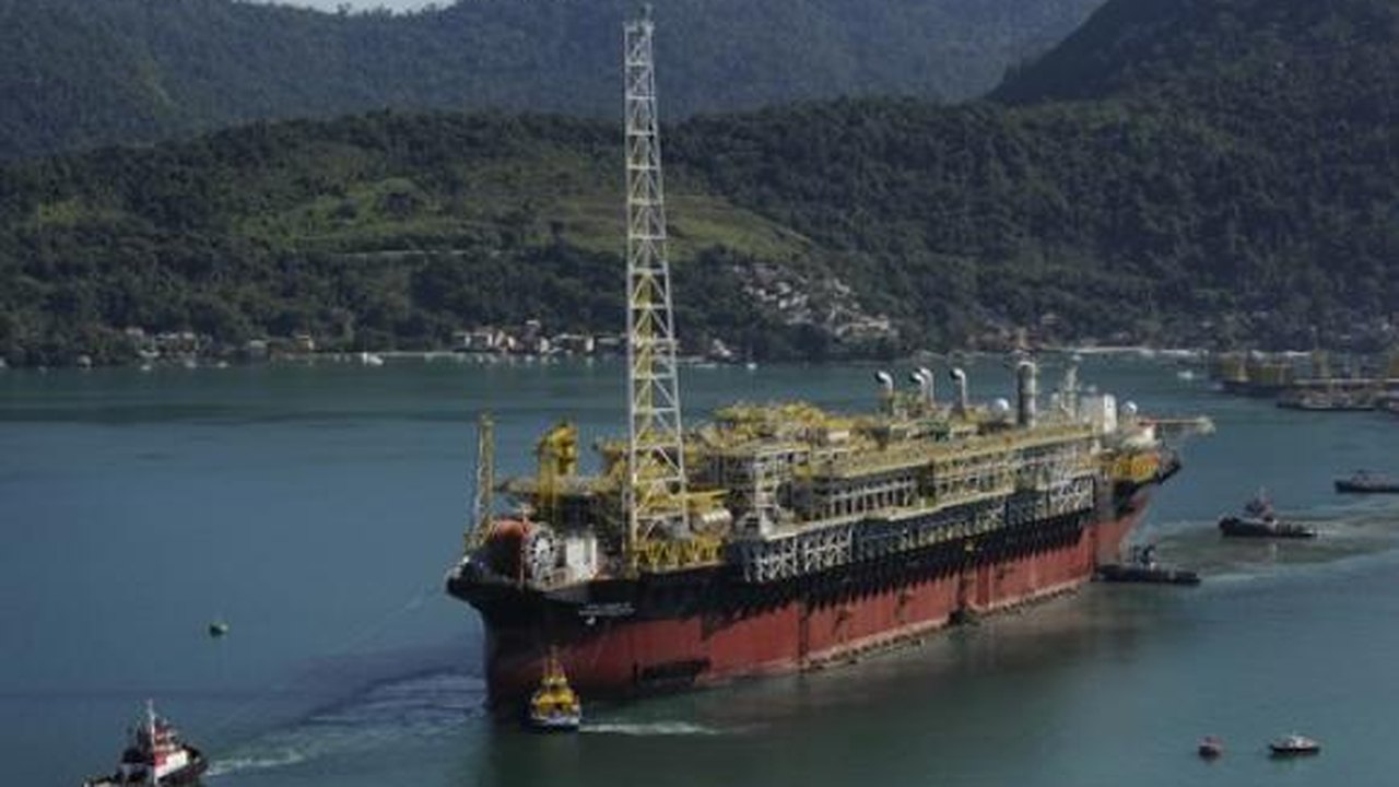 Corpos de vítimas são retirados de navio-plataforma no Espírito Santo