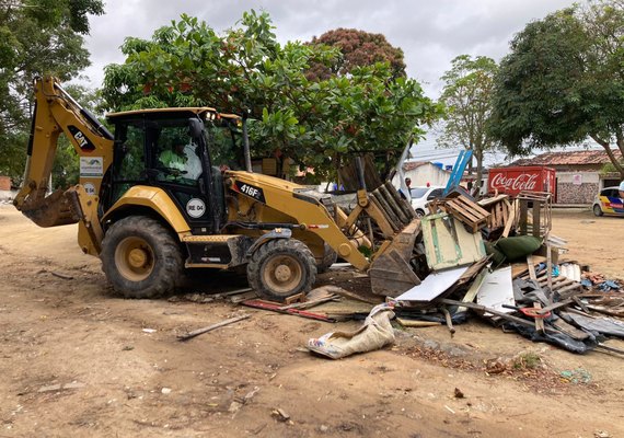 Convívio Social remove construções irregulares em área verde no Eustáquio Gomes