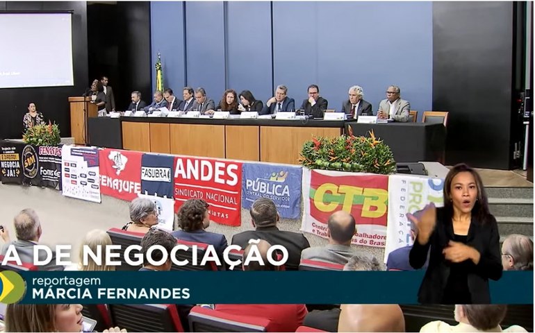 Governo retoma negociação com servidores e estuda reajuste