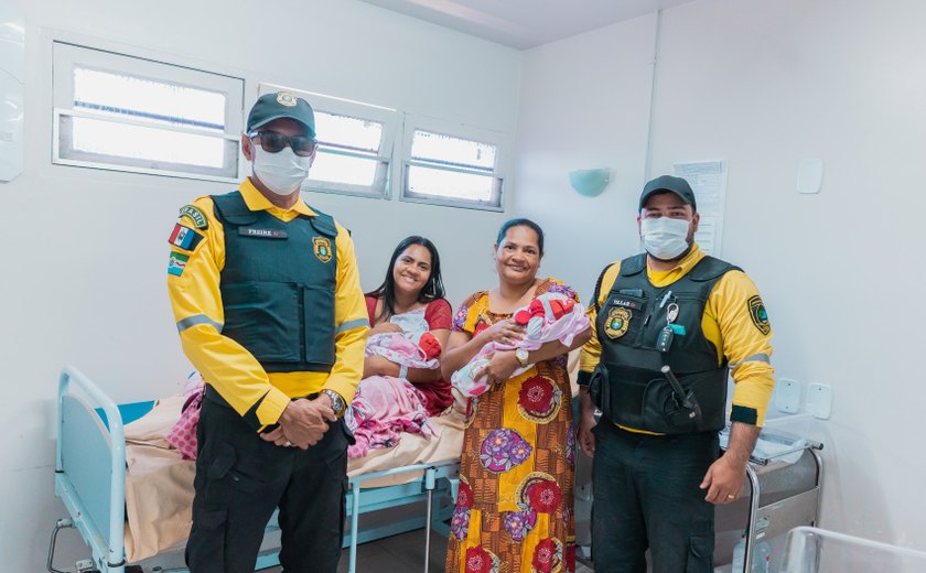 Agentes de Trânsito reencontram mãe e gêmeas que socorreram no dia do parto