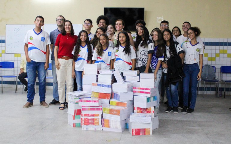 Rede pública de ensino começa a receber livros para ano letivo 2024