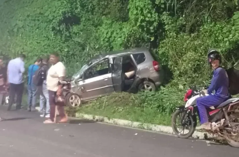 Motorista perde controle da direção e capota veículo em ladeira de Maceió