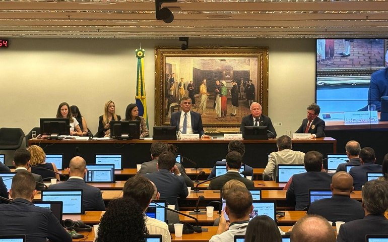 CCJ da Câmara aprova projeto que propõe o fim da jornada de trabalho 6x1