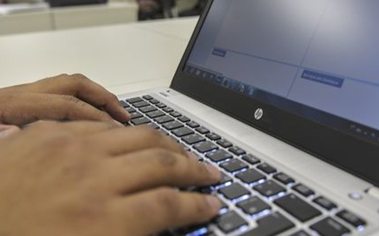 Quase metade dos domicílios brasileiros tem computador, mostra Pnad