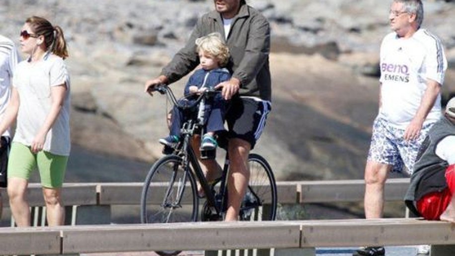 Thiago Lacerda passeia de bicicleta com o filho na orla carioca