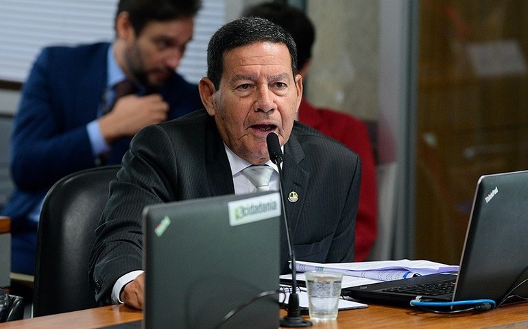 Mourão enfrenta Renan no senado após ouvir críticas ao governo Bolsonaro