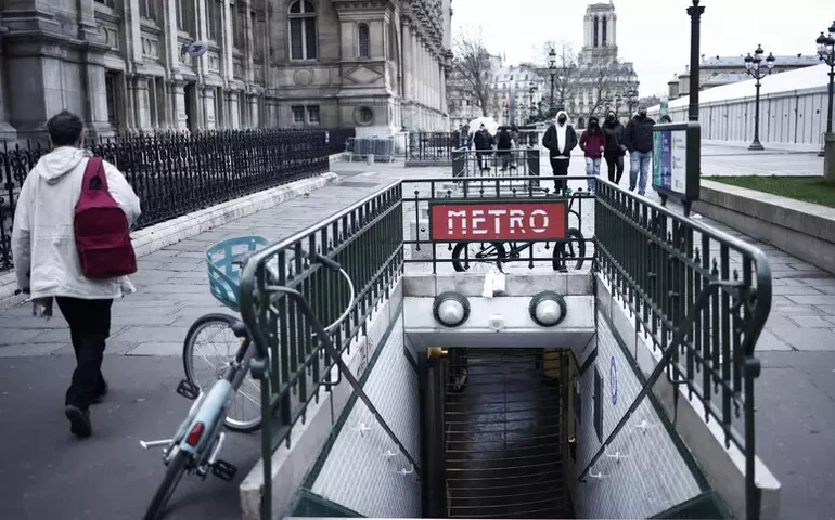 3 mulheres são esfaqueadas em diversas estações do metrô de Paris