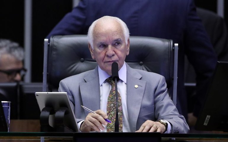 Câmara aprova urgência para projeto que prevê limites a juros do cartão de crédito; acompanhe