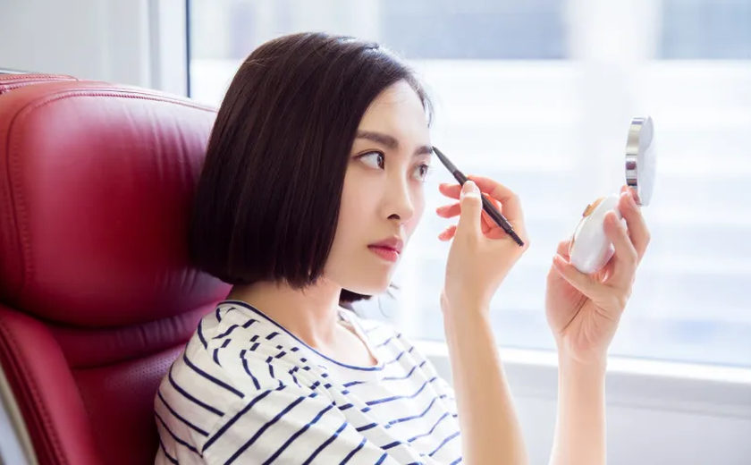 Ferrovia estatal chinesa critica mulheres que se maquiam nos trens e gera revolta