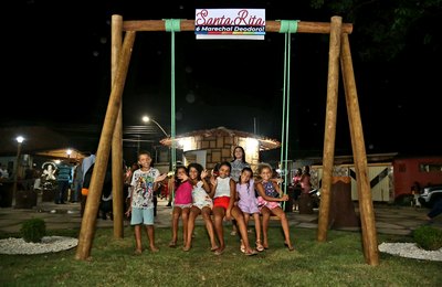 Prefeito Cacau inaugura reforma de praça e assina Ordem de Serviço para drenagem de rua na Santa Rita