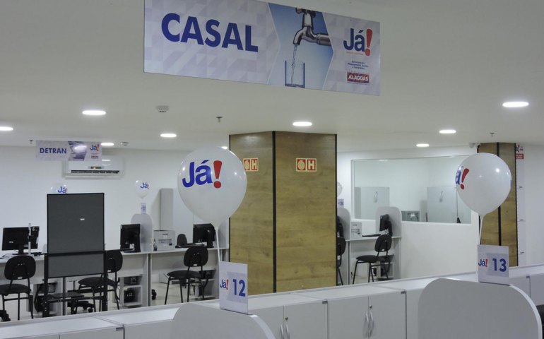 Casal mantém atendimento presencial nas centrais Já! de dois shoppings de Maceió