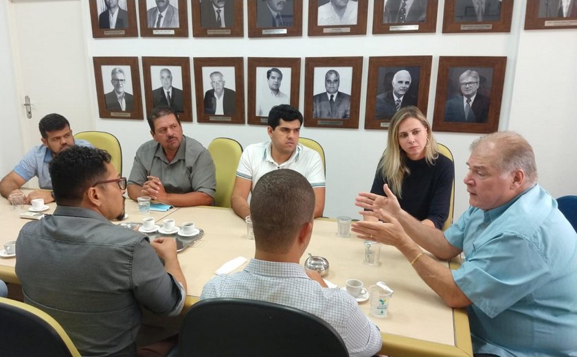 Casal apresenta providências para melhoria do abastecimento em Piaçabuçu prefeito e vereadores