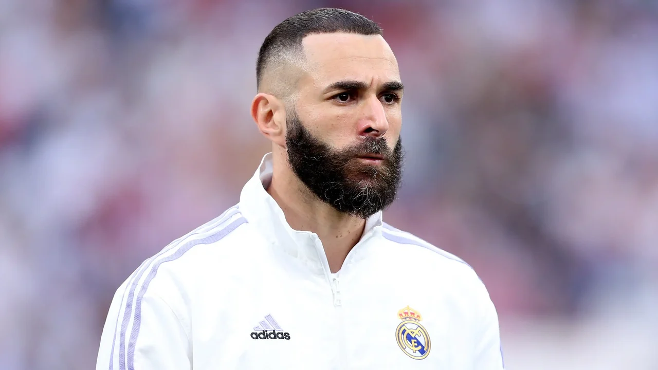 Busto em estádio faz time de Benzema se recusar a entrar em campo na Liga dos Campeões da Ásia