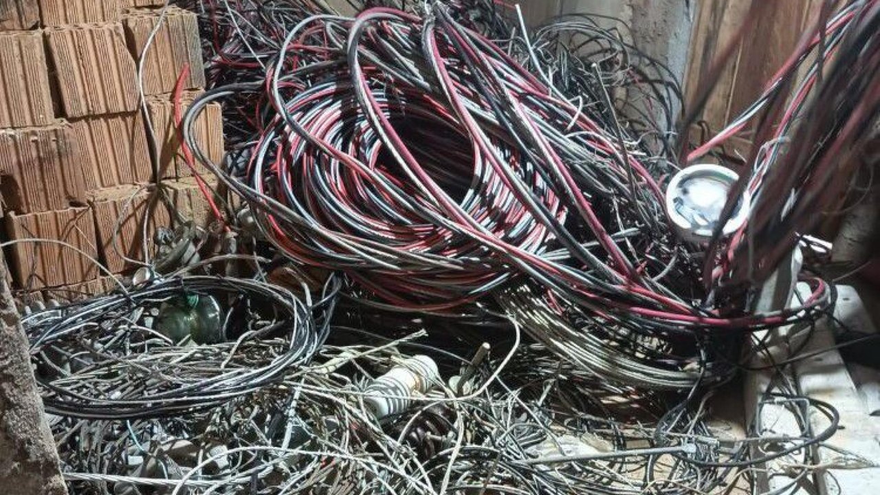 Polícia apreende uma tonelada de fios furtados em Porto Calvo após denúncia