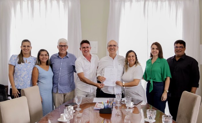 Prefeito Ronaldo Lopes assina ordem de serviço para ampliação e reforma