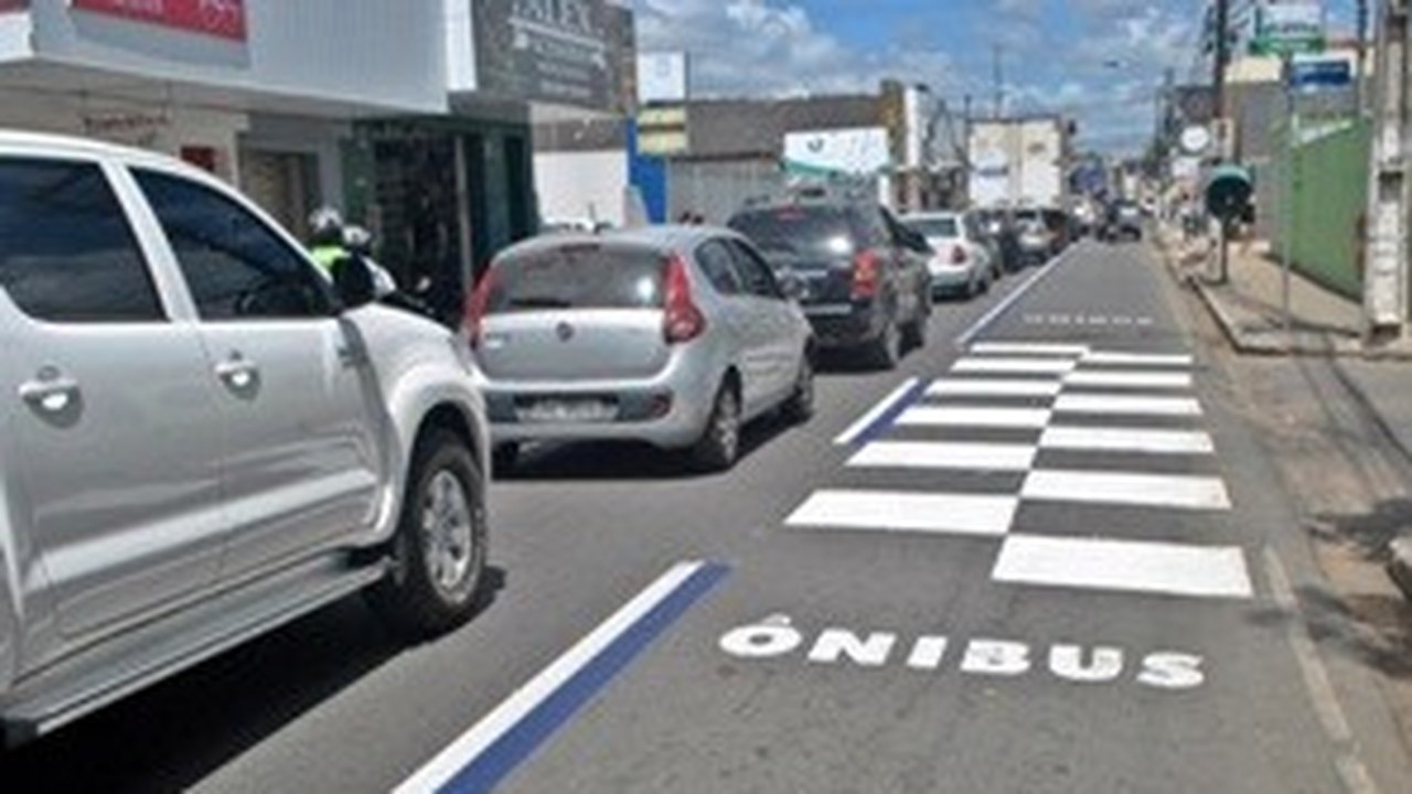 Prefeitura de Arapiraca implanta faixa exclusiva de ônibus