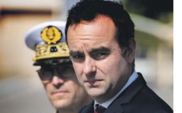 Premiê da França renuncia por falta de condição de governar, menos de um mês após assumir