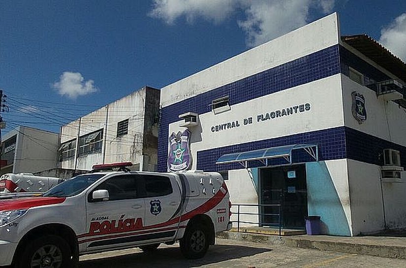 Homem com passagem pela polícia é preso com mais de 60 pedras de crack na Barra de Santo Antônio