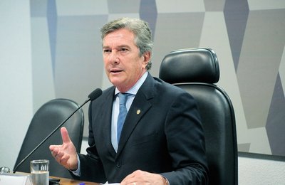 Collor é aclamado presidente da Comissão de Relações Exteriores do Senado