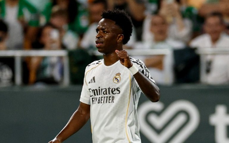 Vini Jr. marca em jogo centenário de Mbappé, mas Real Madrid cede empate ao Bétis no fim