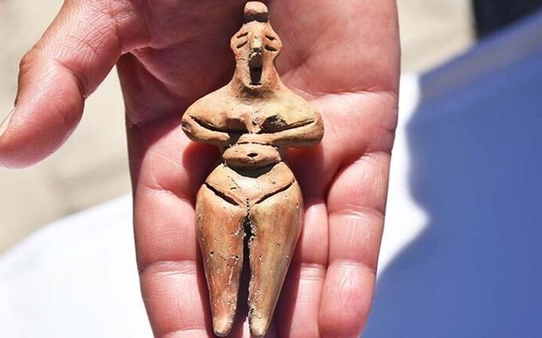 Arqueólogos revelam idade de escultura neolítica de Vênus achada por agricultor na Polônia (FOTO)
